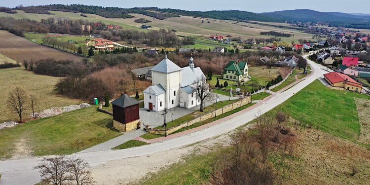 05.04.2021 Bolmin, gmina Chęciny. Kościół i jego otoczenie / Jarosław Kubalski / Radio Kielce