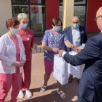 01.06.2021. Kielce. Piotr Wawrzyk - wiceminister spraw zagranicznych przekazał prezenty małym pacjentom Świętokrzyskiego Centrum Pediatrii w Kielcach / Iwona Murawska / Radio Kielce