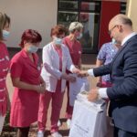 01.06.2021. Kielce. Piotr Wawrzyk - wiceminister spraw zagranicznych przekazał prezenty małym pacjentom Świętokrzyskiego Centrum Pediatrii w Kielcach / Iwona Murawska / Radio Kielce