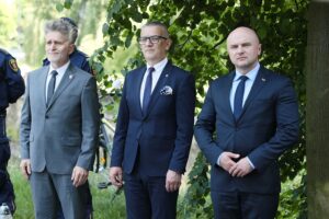 15.06.2021. Kielce. Uroczystości 77. rocznicy udanego zamachu na Franza Witka. Na zdjęciu (z lewej): Krzysztof Słoń - senator, Sławomir Stachura - dyrektor kancelarii prezydenta, Rafał Nowak - wicewojewoda świętokrzyski / Wiktor Taszłow / Radio Kielce