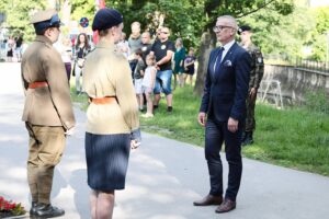 15.06.2021. Kielce. Uroczystości 77. rocznicy udanego zamachu na Franza Witka. Kwiaty składa Sławomir Stachura - dyrektor kancelarii prezydenta / Wiktor Taszłow / Radio Kielce