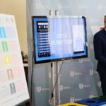 16.06.2021. Kielce. Prezentacja aplikacji „Segredu”, która ma ułatwić segregację śmieci. Na zdjęciu prezydent Bogdan Wenta / Wiktor Taszłow / Radio Kielce