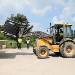 16.06.2021. Nowiny. Konferencja kończąca sprzątanie pogorzeliska. Wyjazd ostatnich pojemników ze składowiska / Wiktor Taszłow / Radio Kielce