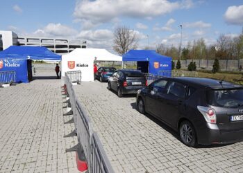 06.05.2021 Kielce. Punkt szczepień typu drive-thru przy Targach Kielce / Jarosław Kubalski / Radio Kielce