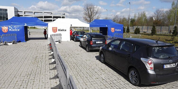 06.05.2021 Kielce. Punkt szczepień typu drive-thru przy Targach Kielce / Jarosław Kubalski / Radio Kielce