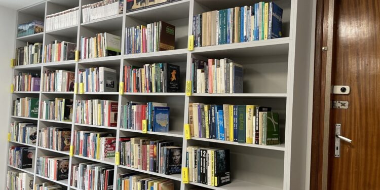 15.04.2021 Starachowice. Odnowiona czytelnia Miejskiej Biblioteki Publicznej / Anna Głąb / Radio Kielce