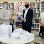 14.06.2021. Końskie. Wiceminister Piotr Wawrzyk przekazał unikalne książki do zbiorów Biblioteki Publicznej w Końskich. Na zdjęciu (od lewej): Dariusz Kowalczyk - dyrektor Biblioteki Publicznej w Końskich, Piotr Wawrzyk - wiceminister spraw zagranicznych i Helena Obara - przewodnicząca NSZZ Solidarność delegatura w Końskich / Magdalena Galas-Klusek / Radio Kielce