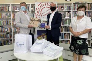 14.06.2021. Końskie. Wiceminister Piotr Wawrzyk przekazał unikalne książki do zbiorów Biblioteki Publicznej w Końskich. Na zdjęciu (od lewej): Dariusz Kowalczyk - dyrektor Biblioteki Publicznej w Końskich, Piotr Wawrzyk - wiceminister spraw zagranicznych i Helena Obara - przewodnicząca NSZZ Solidarność delegatura w Końskich / Magdalena Galas-Klusek / Radio Kielce