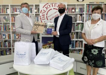 14.06.2021. Końskie. Wiceminister Piotr Wawrzyk przekazał unikalne książki do zbiorów Biblioteki Publicznej w Końskich. Na zdjęciu (od lewej): Dariusz Kowalczyk - dyrektor Biblioteki Publicznej w Końskich, Piotr Wawrzyk - wiceminister spraw zagranicznych i Helena Obara - przewodnicząca NSZZ Solidarność delegatura w Końskich / Magdalena Galas-Klusek / Radio Kielce