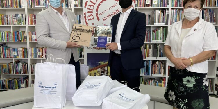 14.06.2021. Końskie. Wiceminister Piotr Wawrzyk przekazał unikalne książki do zbiorów Biblioteki Publicznej w Końskich. Na zdjęciu (od lewej): Dariusz Kowalczyk - dyrektor Biblioteki Publicznej w Końskich, Piotr Wawrzyk - wiceminister spraw zagranicznych i Helena Obara - przewodnicząca NSZZ Solidarność delegatura w Końskich / Magdalena Galas-Klusek / Radio Kielce