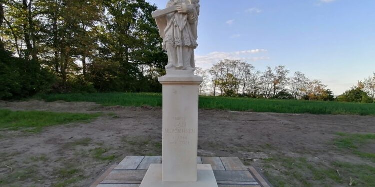 04.06.2021. Zakrzów. Odnowiona figura św. Jana Nepomucena / Marta Gajda / Radio Kielce