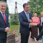 01.06.2021. Tuczępy. Otwarcie placu zabaw. Na zdjęciu (od lewej): wojewoda Zbigniew Koniusz i Marek Marszałek – p.o. wójta gminy Tuczępy / Marta Gajda / Radio Kielce