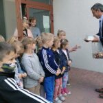 01.06.2021. Tuczępy. Otwarcie placu zabaw. Na zdjęciu (po prawej): Marek Marszałek – p.o. wójta gminy Tuczępy / Marta Gajda / Radio Kielce