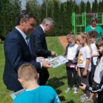 01.06.2021. Niziny w gminie Tuczępy. Sadzenie roślin wokół szkoły podstawowej. Na zdjęciu (od lewej): Marek Marszałek – p.o. wójta gminy Tuczępy, wojewoda Zbigniew Koniusz / Marta Gajda / Radio Kielce