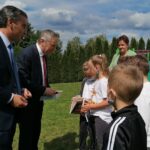 01.06.2021. Niziny w gminie Tuczępy. Sadzenie roślin wokół szkoły podstawowej. Na zdjęciu (od lewej): Marek Marszałek – p.o. wójta gminy Tuczępy, wojewoda Zbigniew Koniusz / Marta Gajda / Radio Kielce