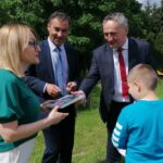 01.06.2021. Niziny w gminie Tuczępy. Sadzenie roślin wokół szkoły podstawowej. Na zdjęciu (od lewej): Bożena Tałaj - dyrektor Zespołu Placówek Oświatowych w Nizinach, Marek Marszałek – p.o. wójta gminy Tuczępy, wojewoda Zbigniew Koniusz / Marta Gajda / Radio Kielce