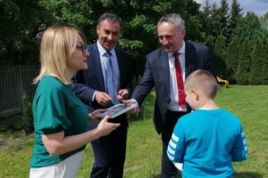 01.06.2021. Niziny w gminie Tuczępy. Sadzenie roślin wokół szkoły podstawowej. Na zdjęciu (od lewej): Bożena Tałaj - dyrektor Zespołu Placówek Oświatowych w Nizinach, Marek Marszałek – p.o. wójta gminy Tuczępy, wojewoda Zbigniew Koniusz / Marta Gajda / Radio Kielce