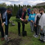 01.06.2021. Niziny w gminie Tuczępy. Sadzenie roślin wokół szkoły podstawowej. Na zdjęciu (od lewej): Marek Marszałek – p.o. wójta gminy Tuczępy, wojewoda Zbigniew Koniusz / Marta Gajda / Radio Kielce