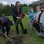 01.06.2021. Niziny w gminie Tuczępy. Sadzenie roślin wokół szkoły podstawowej. Na zdjęciu (od lewej): Marek Marszałek – p.o. wójta gminy Tuczępy, wojewoda Zbigniew Koniusz / Marta Gajda / Radio Kielce