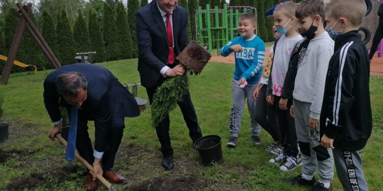 01.06.2021. Niziny w gminie Tuczępy. Sadzenie roślin wokół szkoły podstawowej. Na zdjęciu (od lewej): Marek Marszałek – p.o. wójta gminy Tuczępy, wojewoda Zbigniew Koniusz / Marta Gajda / Radio Kielce