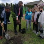 01.06.2021. Niziny w gminie Tuczępy. Sadzenie roślin wokół szkoły podstawowej. Na zdjęciu (od lewej): Marek Marszałek – p.o. wójta gminy Tuczępy, wojewoda Zbigniew Koniusz / Marta Gajda / Radio Kielce