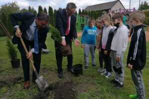 01.06.2021. Niziny w gminie Tuczępy. Sadzenie roślin wokół szkoły podstawowej. Na zdjęciu (od lewej): Marek Marszałek – p.o. wójta gminy Tuczępy, wojewoda Zbigniew Koniusz / Marta Gajda / Radio Kielce