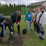 01.06.2021. Niziny w gminie Tuczępy. Sadzenie roślin wokół szkoły podstawowej. Na zdjęciu (od lewej): Marek Marszałek – p.o. wójta gminy Tuczępy, wojewoda Zbigniew Koniusz / Marta Gajda / Radio Kielce