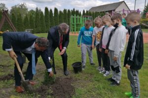 01.06.2021. Niziny w gminie Tuczępy. Sadzenie roślin wokół szkoły podstawowej. Na zdjęciu (od lewej): Marek Marszałek – p.o. wójta gminy Tuczępy, wojewoda Zbigniew Koniusz / Marta Gajda / Radio Kielce