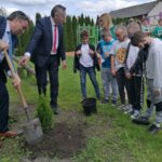 01.06.2021. Niziny w gminie Tuczępy. Sadzenie roślin wokół szkoły podstawowej. Na zdjęciu (od lewej): Marek Marszałek – p.o. wójta gminy Tuczępy, wojewoda Zbigniew Koniusz / Marta Gajda / Radio Kielce