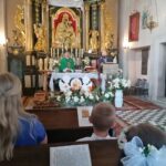 06.06.2021. Pełczyska. Msza w intencji Ojczyzny. Na zdjęciu (od lewej): ks. Wojciech Szczęsny i Krzysztof Lipiec - lider świętokrzyskich struktur PiS / Marta Gajda / Radio Kielce