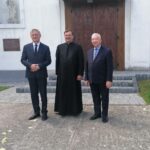 06.06.2021. Pełczyska. Msza w intencji Ojczyzny. Na zdjęciu (od lewej): Zbigniew Koniusz - wojewoda świętokrzyski, ks. Wojciech Szczęsny i Krzysztof Lipiec - lider świętokrzyskich struktur PiS / Marta Gajda / Radio Kielce