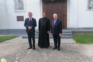 06.06.2021. Pełczyska. Msza w intencji Ojczyzny. Na zdjęciu (od lewej): Zbigniew Koniusz - wojewoda świętokrzyski, ks. Wojciech Szczęsny i Krzysztof Lipiec - lider świętokrzyskich struktur PiS / Marta Gajda / Radio Kielce