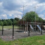 09.06.2021. Busko-Zdrój. Budowa placu zabaw w formie okrętu / Marta Gajda / Radio Kielce