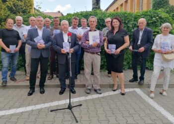 12.06.2021. Kazimierza Wielka. Briefing prasowy. Członkowie i sympatycy powiatowych struktur PiS. Na zdjęciu (w pierwszym rzędzie, drugi z lewej): poseł Krzysztof Lipiec - lider świętokrzyskich struktur PiS / Marta Gajda / Radio Kielce