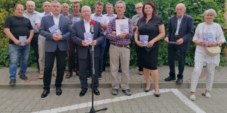 12.06.2021. Kazimierza Wielka. Briefing prasowy. Członkowie i sympatycy powiatowych struktur PiS. Na zdjęciu (w pierwszym rzędzie, drugi z lewej): poseł Krzysztof Lipiec - lider świętokrzyskich struktur PiS / Marta Gajda / Radio Kielce