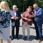 19.06.2021. Bejsce. Wizyta europoseł PiS Beaty Szydło. Na zdjęciu (w środku): Krzysztof Lipiec - prezes świętokrzyskich struktur PiS, Beata Szydło - europoseł PiS, Edward Krupa - wójt Bejsc i Marek Juszczyk - burmistrz Skalbmierza / Marta Gajda / Radio Kielce