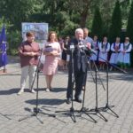 19.06.2021. Bejsce. Wizyta europoseł PiS Beaty Szydło. Na zdjęciu (od lewej): Beata Szydło - europoseł PiS, Agata Wojtyszek - posłanka PiS, Krzysztof Lipiec - prezes świętokrzyskich struktur PiS i Edward Krupa - wójt Bejsc / Marta Gajda / Radio Kielce