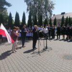 19.06.2021. Bejsce. Wizyta europoseł PiS Beaty Szydło. Na zdjęciu (w środku): Beata Szydło - europoseł PiS, Agata Wojtyszek - posłanka PiS, Krzysztof Lipiec - prezes świętokrzyskich struktur PiS i Edward Krupa - wójt Bejsc / Marta Gajda / Radio Kielce