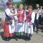 19.06.2021. Bejsce. Wizyta europoseł PiS Beaty Szydło. Na zdjęciu (w środku): Agata Wojtyszek - posłanka PiS, Krzysztof Lipiec - prezes świętokrzyskich struktur PiS i Beata Szydło - europoseł PiS / Marta Gajda / Radio Kielce