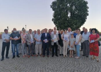 21.06.2021 Sandomierz: Briefing prasowy. Członkowie i sympatycy powiatowych struktur PiS. W spotkaniu wziął udział poseł PiS Marek Kwitek oraz poseł PiS Krzysztof Lipiec / Marta Gajda / Radio Kielce