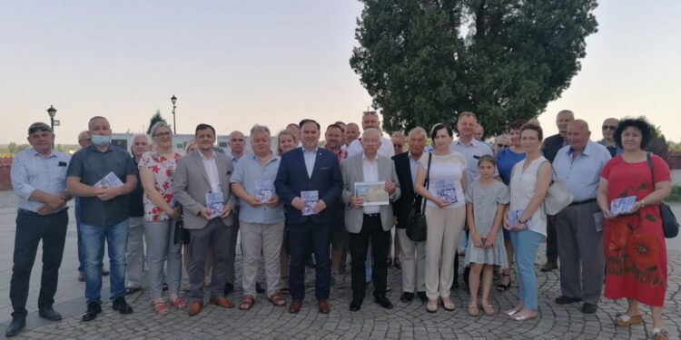 21.06.2021 Sandomierz: Briefing prasowy. Członkowie i sympatycy powiatowych struktur PiS. W spotkaniu wziął udział poseł PiS Marek Kwitek oraz poseł PiS Krzysztof Lipiec / Marta Gajda / Radio Kielce