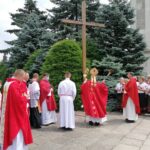 27.06.2021. Kije. Msza święta dziękczynna za dziewięć wieków parafii w Kijach. Na zdjęciu: Jan Piotrowski - biskup kielecki święci krzyż misyjny / Marta Gajda / Radio Kielce