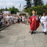 27.06.2021. Kije. Msza święta dziękczynna za dziewięć wieków parafii w Kijach. Na zdjęciu: Jan Piotrowski - biskup kielecki / Marta Gajda / Radio Kielce