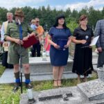 27.06.2021. Stanowiska. Uroczystości upamiętniające żołnierzy walczących o wolność naszego kraju. Na zdjęciu (od lewej): druh Hubert Zalewski, Urszula Stanik, Beata Zięba - nauczycielki z Zespołu Przedszkolno - Szkolnego w Dobromierzu, Robert Dierzgwa - dyrektor Zespołu Przedszkolno-Szkolnego w Dobromierzu / Magdalena Galas-Klusek / Radio Kielce