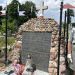 27.06.2021. Stanowiska. Uroczystości upamiętniające żołnierzy walczących o wolność naszego kraju. Grób Franciszka Ryszarda Głowacza "Lisa". Na zdjęciu: Julia Bielska, Kinga Bakalarz - harcerki ze drużyny Bukowa Brać / Magdalena Galas-Klusek / Radio Kielce