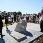 20.06.2021. Suskrajowice. Odsłonięcie pomnika upamiętniającego dwie żydowskie rodziny Katz i Frydman, zamordowane wiosną 1943 roku / Wiktor Taszłow / Radio Kielce