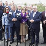 01.06.2021. Sandomierz. Konferencja dotycząca przebudowy starego mostu na Wiśle w Sandomierzu. Na zdjęciu (od lewej, w pierwszym rzędzie): Zbigniew Koniusz - wojewoda świętokrzyski, Agata Wojtyszek - poseł PiS, Andrzej Adamczyk - minister infrastruktury, Anna Krupka - wiceminister sportu i turystyki, Marek Kwitek - poseł PiS, Krzysztof Lipiec - prezes świętokrzyskich struktur Prawa i Sprawiedliwości, Andrzej Bętkowski - marszałek województwa świętokrzyskiego / Jarosław Kubalski / Radio Kielce