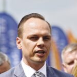 01.06.2021. Sandomierz. Konferencja dotycząca przebudowy starego mostu na Wiśle w Sandomierzu. Na zdjęciu: Rafał Weber, wiceminister infrastruktury / Jarosław Kubalski / Radio Kielce