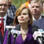 01.06.2021. Sandomierz. Konferencja dotycząca przebudowy starego mostu na Wiśle w Sandomierzu. Na zdjęciu (od lewej): Piotr Wawrzyk - wiceminister spraw zagranicznych, Anna Krupka - wiceminister sportu i turystyki, Marek Kwitek - poseł PiS / Jarosław Kubalski / Radio Kielce