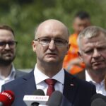 01.06.2021. Sandomierz. Konferencja dotycząca przebudowy starego mostu na Wiśle w Sandomierzu. Na zdjęciu: Piotr Wawrzyk, wiceminister spraw zagranicznych / Jarosław Kubalski / Radio Kielce